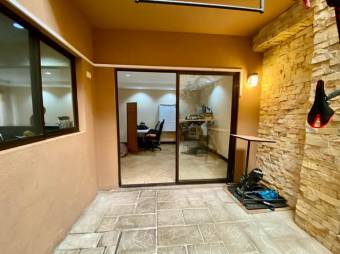 Se vende moderna casa con patio y terraza en condominio de Sanata Ana en San José 25-31 