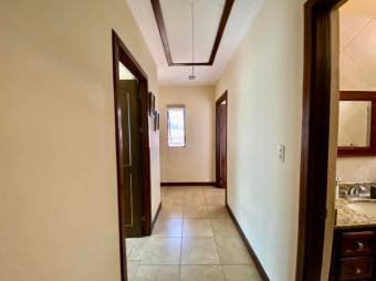 Se vende moderna casa con patio y terraza en condominio de Sanata Ana en San José 25-31 