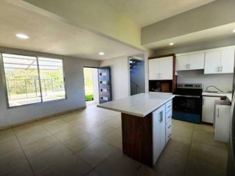 Se vende casa con amplio terreno de 468m2 en Atenas de  Alajuela 24-1460