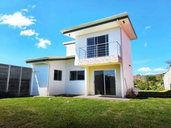 Se vende casa con amplio terreno de 468m2 en Atenas de  Alajuela 24-1460