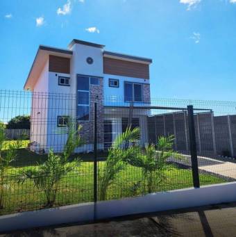 Se vende casa con amplio terreno de 468m2 en Atenas de  Alajuela 24-1460