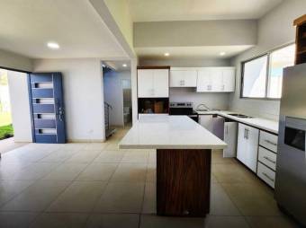 Se vende casa con amplio terreno de 468m2 en Atenas de  Alajuela 24-1460