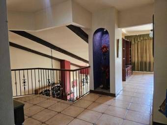 Se vende espaciosa casa con patio en Residencial de Santo Tomas en Santo domingo 25-28