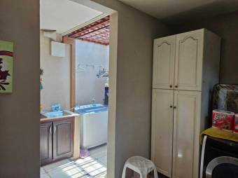 Se vende espaciosa casa con patio en Residencial de Santo Tomas en Santo domingo 25-28