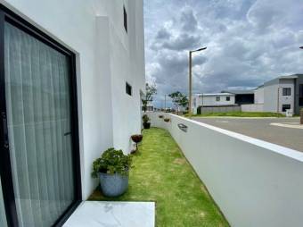 Se vende moderna casa de 3 plantas en condominio de San Felipe de Alajuelita 25-49