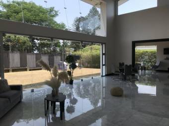 Se vende moderna casa con piscina y acabados de lujo en San Juan de La Unión 24-1625