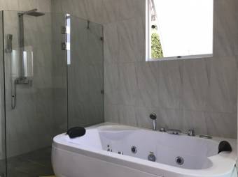 Se vende moderna casa con piscina y acabados de lujo en San Juan de La Unión 24-1625