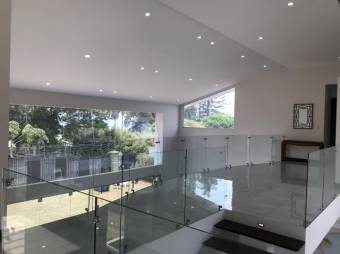 Se vende moderna casa con piscina y acabados de lujo en San Juan de La Unión 24-1625