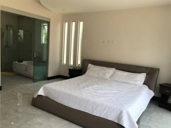 Se vende moderna casa con piscina y acabados de lujo en San Juan de La Unión 24-1625