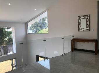 Se vende moderna casa con piscina y acabados de lujo en San Juan de La Unión 24-1625