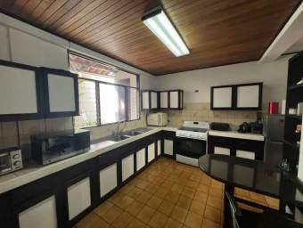 Escazú, San Rafael-Casa independiente a la venta de dos pisos en Escazú, muy cerca del Country Club