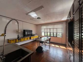 Escazú, San Rafael-Casa independiente a la venta de dos pisos en Escazú, muy cerca del Country Club