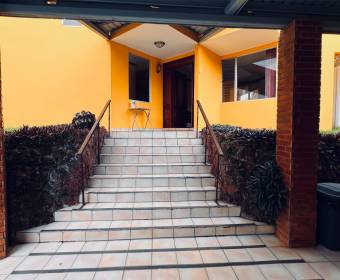 Casa a la venta en Cariari, Heredia.