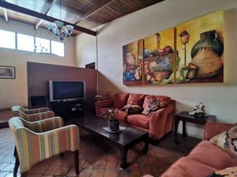 Se vende amplio hotel con 2,400m2 de lote en San Joaquín de Flores 23-1216, $ 1,150,000, 32, Heredia, Flores