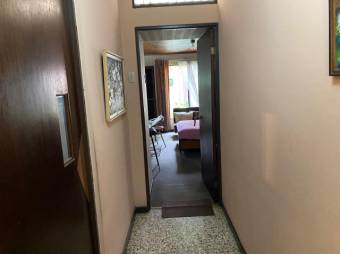 Se vende amplia casa de 2 plantas con patio en Zapote de San José 24-1903