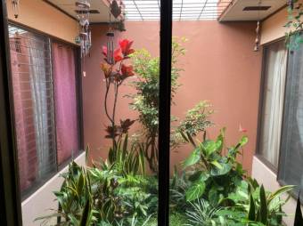 Se vende amplia casa de 2 plantas con patio en Zapote de San José 24-1903