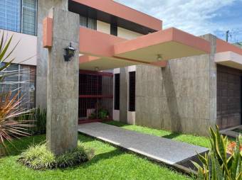 Se vende amplia casa de 2 plantas con patio en Zapote de San José 24-1903