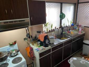 Se vende amplia casa de 2 plantas con patio en Zapote de San José 24-1903