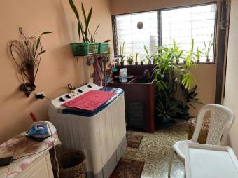 Se vende amplia casa de 2 plantas con patio en Zapote de San José 24-1903