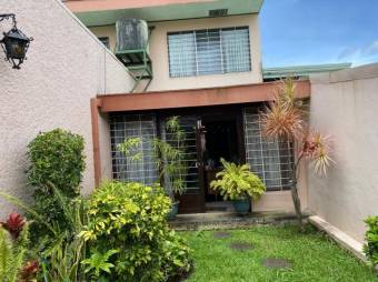 Se vende amplia casa de 2 plantas con patio en Zapote de San José 24-1903