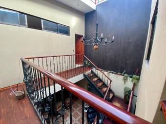 Se vende espaciosa casa de 2 plantas con patio en Guadalupe de San José 23-2174