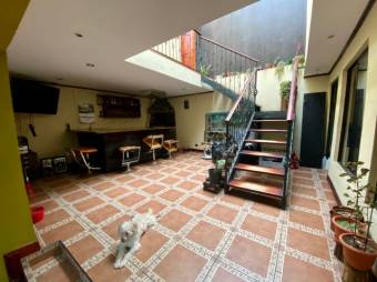 Se vende espaciosa casa de 2 plantas con patio en Guadalupe de San José 23-2174