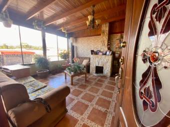 Se vende espaciosa casa de 2 plantas con patio en Guadalupe de San José 23-2174