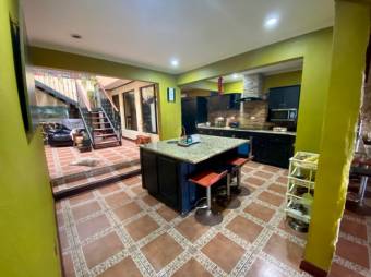 Se vende espaciosa casa de 2 plantas con patio en Guadalupe de San José 23-2174