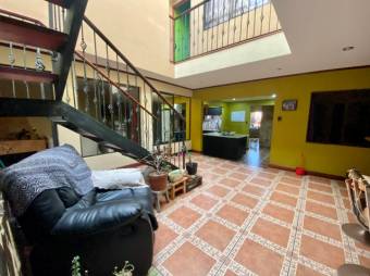 Se vende espaciosa casa de 2 plantas con patio en Guadalupe de San José 23-2174