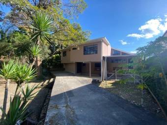 Se vende espaciosa casa de 2 plantas para inversión en Santa Ana de San José 23-1509