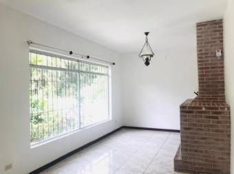 Se vende espaciosa casa con patio y terraza en San Rafael de Montes de Oca 24-436 