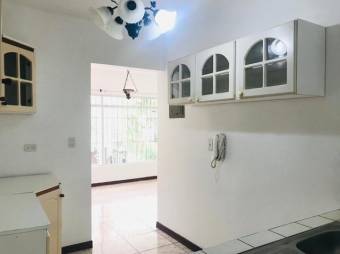 Se vende espaciosa casa con patio y terraza en San Rafael de Montes de Oca 24-436 