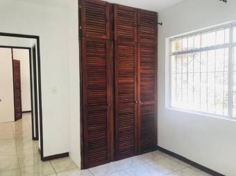 Se vende espaciosa casa con patio y terraza en San Rafael de Montes de Oca 24-436 