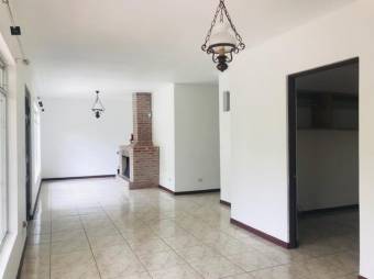 Se vende espaciosa casa con patio y terraza en San Rafael de Montes de Oca 24-436 