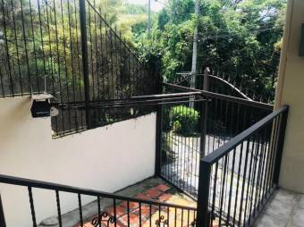 Se vende espaciosa casa con patio y terraza en San Rafael de Montes de Oca 24-436 