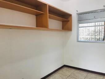 Se vende espaciosa casa con patio y terraza en San Rafael de Montes de Oca 24-436 