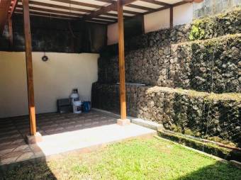 Se vende espaciosa casa con patio y terraza en San Rafael de Montes de Oca 24-436 