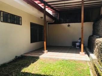 Se vende espaciosa casa con patio y terraza en San Rafael de Montes de Oca 24-436 