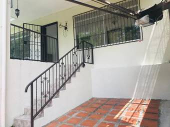 Se vende espaciosa casa con patio y terraza en San Rafael de Montes de Oca 24-436 