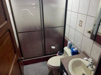 Se vende espaciosa casa con uso de suelo mixto en Curridabat de San José 23-647