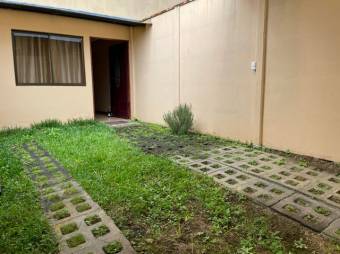 Se vende propiedad con 2 casa para inversión en Mata de Plátano de Goicoechea 25-75