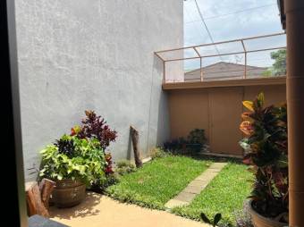 Se vende moderna casa de 2 plantas en Uruca de San José 25-3