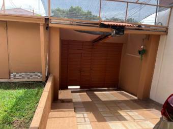 Se vende moderna casa de 2 plantas en Uruca de San José 25-3