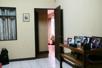 Se vende moderna casa de 2 plantas en Uruca de San José 25-3