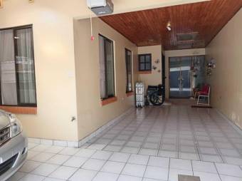 Se vende espaciosa casa con patio y terraza en exclusivo sector de Santa Lucia 24-1354