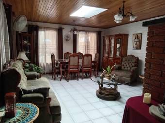 Se vende espaciosa casa con patio y terraza en exclusivo sector de Santa Lucia 24-1354