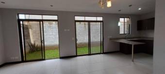 Se vende moderna y espaciosa casa de 2 plantas en condominio de Ulloa en Heredia 24-1852