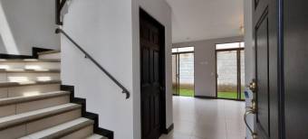 Se vende moderna y espaciosa casa de 2 plantas en condominio de Ulloa en Heredia 24-1852