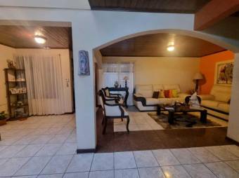 Se vende espaciosa casa de 2 plantas en san Francisco de Heredia 24-582