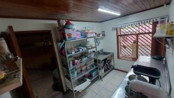 Se vende espaciosa casa de 2 plantas en san Francisco de Heredia 24-582